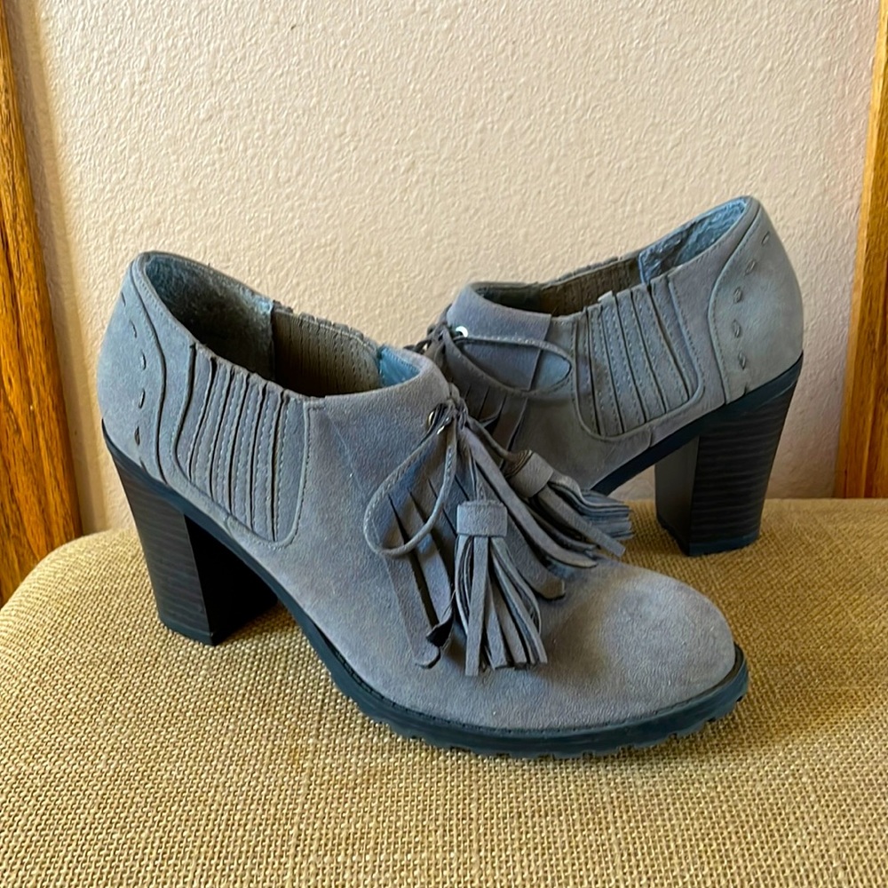 Unique RuffHewn boots with 2 1/2 inch heels. Color grey, suede texture. Size 7.5